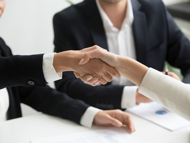 Due professionisti si stringono la mano dopo un accordo di collaborazione